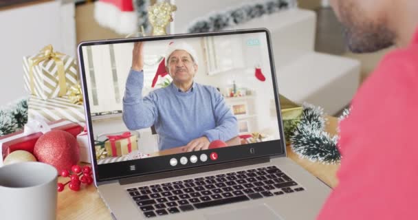 クリスマスの男とラップトップのビデオ通話でサンタの帽子のアフリカ系アメリカ人の男のアニメーション クリスマス お祭り お祝いのコンセプトデジタル生成ビデオ — ストック動画