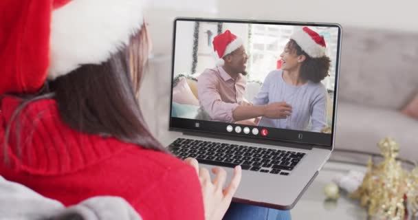 Mulher Caucasiana Com Chapéu Papai Noel Ter Videochamada Laptop Com — Vídeo de Stock