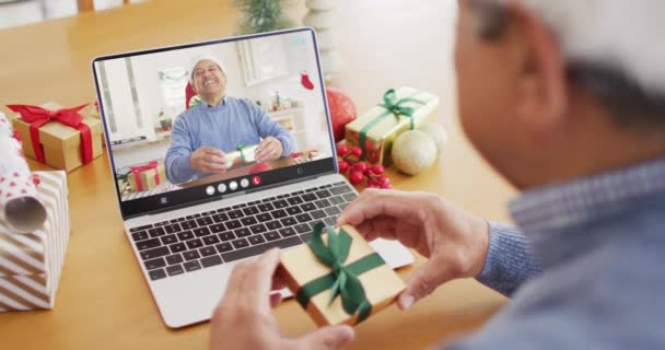 Homem Biracial Sênior Fazendo Videochamada Natal Com Homem Biracial Sênior — Vídeo de Stock
