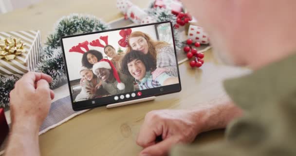 Ανώτερος Καυκάσιος Που Κάνει Χριστουγεννιάτικη Βιντεοκλήση Διάφορους Ανθρώπους Τεχνολογία Επικοινωνίας — Αρχείο Βίντεο
