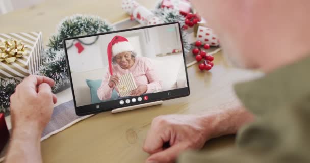 Κινούμενα Σχέδια Του Πρεσβύτερου Καυκάσιου Άνδρα Βιντεοκλήση Tablet Γυναίκα Χριστούγεννα — Αρχείο Βίντεο