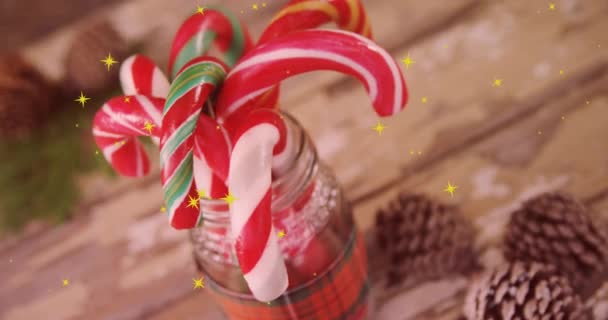 黄星在圣诞糖果手杖上的动画 圣诞节 庆祝和传统概念数码制作的录像 — 图库视频影像