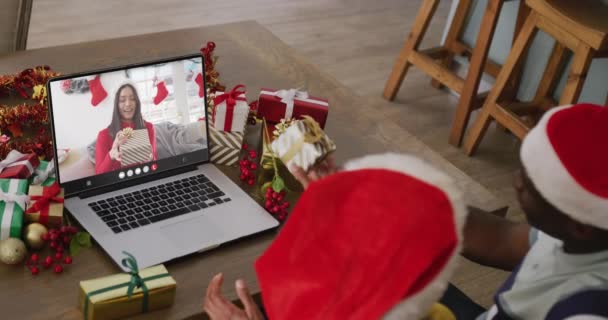 Різні Пари Капелюхами Санти Мають Відеодзвінок Ноутбуком Жінкою Різдво Святкування — стокове відео