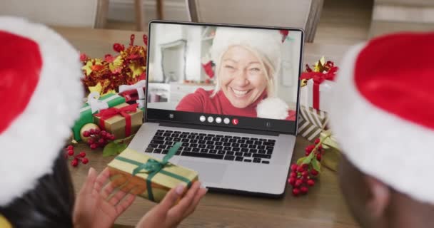 Різні Пари Мають Різдвяний Відеодзвінок Старшою Білою Жінкою Комунікаційні Технології — стокове відео