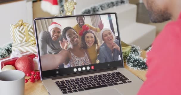 Afrykański Amerykanin Który Wideoklip Różnymi Ludźmi Technologia Komunikacyjna Boże Narodzenie — Wideo stockowe