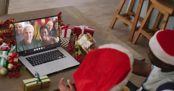 Διαφορετικό Ζευγάρι Καπέλα Santa Που Έχει Βιντεοκλήση Laptop Χαρούμενους Διαφορετικούς — Αρχείο Βίντεο