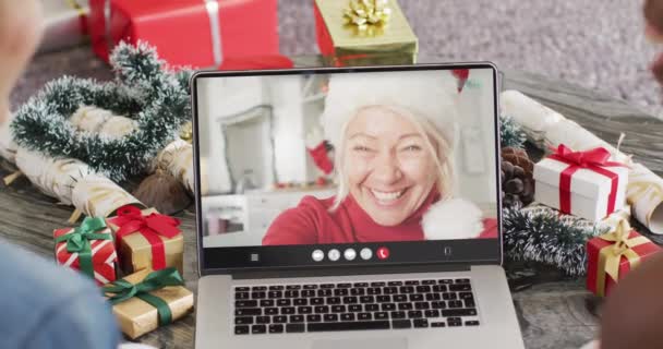 Diverse Vrienden Met Kerstmutsen Met Laptop Videogesprek Met Vrolijke Blanke — Stockvideo