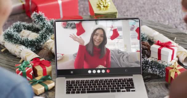 Zróżnicowana Para Kapeluszach Mikołaja Rozmawiająca Przez Laptopa Birasową Kobietą Święta — Wideo stockowe