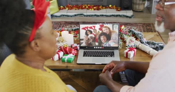 Senior Africký Americký Pár Vánoční Notebook Video Hovor Šťastnými Rozmanité — Stock video