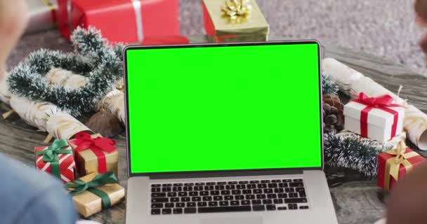 Diversos Amigos Con Sombreros Santa Tener Videollamada Portátil Con Espacio — Vídeos de Stock