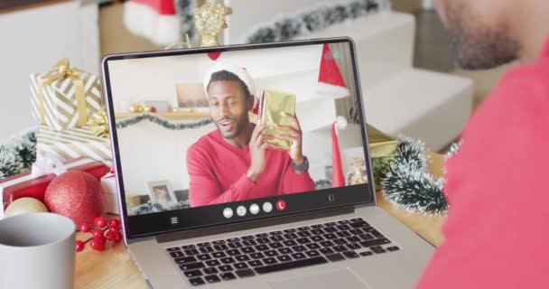 Afro Amerikaanse Man Met Kerstversiering Die Een Videogesprek Heeft Met — Stockvideo