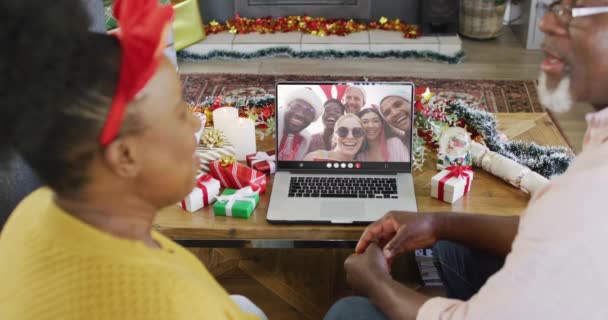 Senior Afrikanska Amerikanska Par Med Jul Dekorationer Med Videosamtal Med — Stockvideo