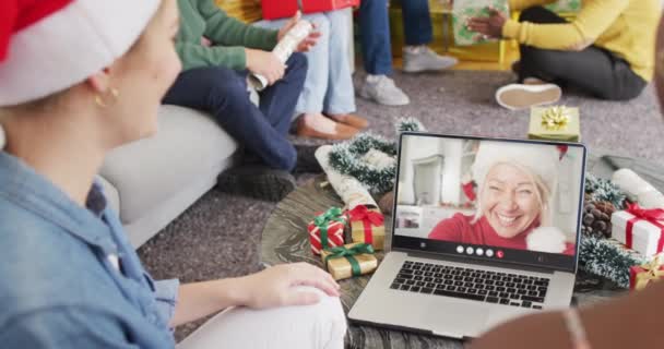 Diverse Vrienden Met Kerstmutsen Met Laptop Videogesprek Met Vrolijke Blanke — Stockvideo