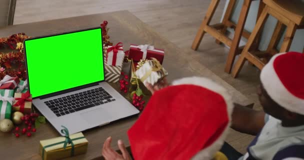 Sokszínű Pár Használja Laptopot Videohíváshoz Fénymásolási Hellyel Kommunikációs Technológia Karácsony — Stock videók