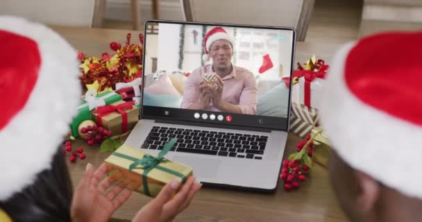 Couple Diversifié Avec Chapeaux Père Noël Ayant Appel Vidéo Ordinateur — Video