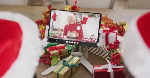 Animatie Van Diverse Paar Santa Hoeden Tablet Video Gesprek Met — Stockvideo