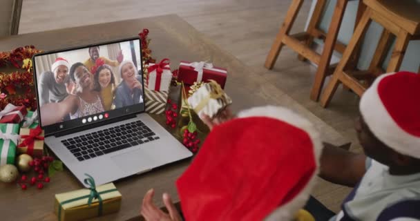 Diverse Echtparen Met Kerst Video Gesprek Met Diverse Mensen Communicatietechnologie — Stockvideo