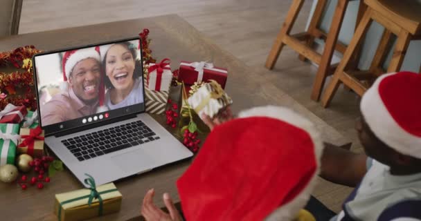 Διαφορετικό Ζευγάρι Που Έχει Χριστουγεννιάτικη Βιντεοκλήση Αφροαμερικάνικο Ζευγάρι Τεχνολογία Επικοινωνίας — Αρχείο Βίντεο