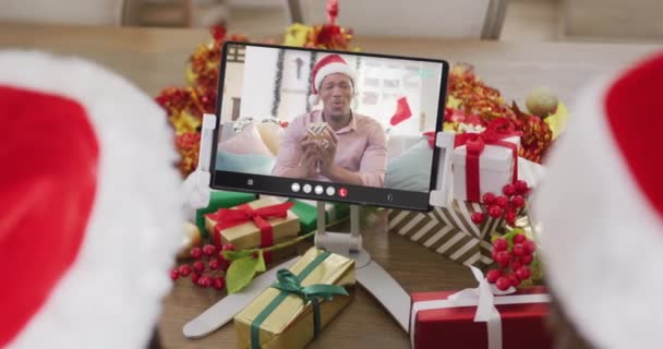 Διαφορετικό Ζευγάρι Καπέλα Santa Έχουν Tablet Video Call Αφροαμερικανό Άνδρα — Αρχείο Βίντεο