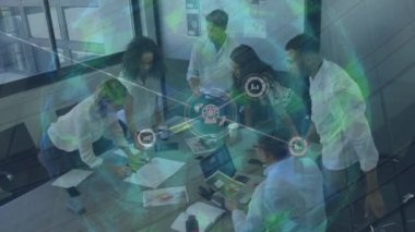 Ofiste beyin fırtınası yapan çeşitli meslektaşlar üzerinde veri simgeleri ağı animasyonu. Küresel iletişim ağı, dijital arayüz ve dijital olarak oluşturulan iş konsepti.