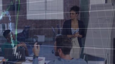 Ofis toplantısında meslektaşlarına sunulan çift ırklı iş kadınıyla ilgili verilerin ve grafiklerin animasyonu. Küresel iletişim ağı, dijital arayüz ve dijital olarak oluşturulan iş konsepti.