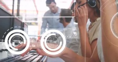 Ofisteki çeşitli iş adamları üzerinde veri işleme animasyonu. Küresel iş ve dijital arayüz kavramı dijital olarak oluşturulmuş video.