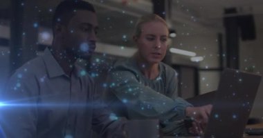 Ofiste birlikte çalışan iki farklı iş arkadaşı üzerinde parıldayan veri ağının animasyonu. Küresel iletişim ağı, dijital arayüz ve dijital olarak oluşturulan iş konsepti.