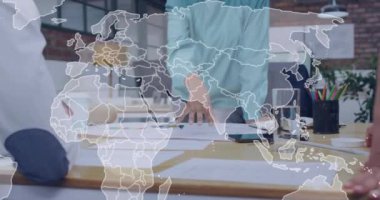 Kafkasyalı iş adamları üzerinde dünya haritasının animasyonu. Küresel iş ve dijital arayüz kavramı dijital olarak oluşturulmuş video.