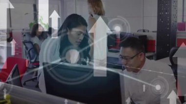 Beyaz yukarı bakan oklar ve iki farklı iş arkadaşının ofiste konuştuğu ağın animasyonu. Küresel iletişim ağı, dijital arayüz ve dijital olarak oluşturulan iş konsepti.