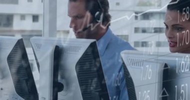 Ofisteki çeşitli iş adamları üzerinde veri işleme animasyonu. Küresel iş ve dijital arayüz kavramı dijital olarak oluşturulmuş video.