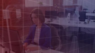 Ofisteki bilgisayarı kullanan Asyalı iş kadınının grafik işleme verilerinin animasyonu. Küresel iletişim ağı, dijital arayüz ve dijital olarak oluşturulan iş konsepti.