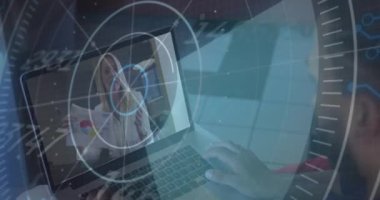 Bilgisayarda video görüşmesi yapan iki farklı meslektaşın tarayıcı işleme verilerinin animasyonu. Küresel iletişim ağı, dijital arayüz ve dijital olarak oluşturulmuş iş veri konsepti.