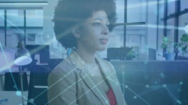 Ofisteki düşünceli çift ırklı iş kadınlarının verilerini değiş tokuş etme animasyonu. Küresel iletişim ağı, dijital arayüz ve dijital olarak oluşturulan iş konsepti.