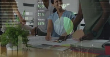 Ofisteki çeşitli iş adamları üzerinde veri işleme animasyonu. Küresel iş ve dijital arayüz kavramı dijital olarak oluşturulmuş video.