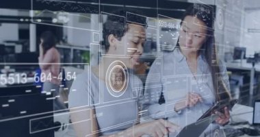 Ofisteki çeşitli iş adamları üzerinde veri işleme animasyonu. Küresel iş ve dijital arayüz kavramı dijital olarak oluşturulmuş video.