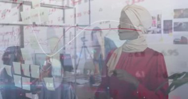 Afrika kökenli Amerikalı iş kadını beyin fırtınası hakkında bilgi işleme animasyonu. Küresel iletişim ağı, dijital arayüz ve dijital olarak oluşturulmuş iş veri konsepti.