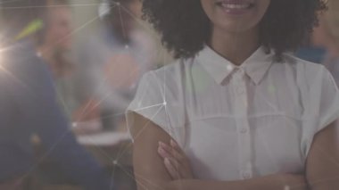 Ofisteki gülen melez iş kadınlarının veri iletişim ağının animasyonu. Küresel iletişim ağı, dijital arayüz ve dijital olarak oluşturulan iş konsepti.