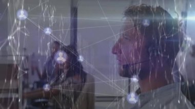 İletişim ağı üzerinden insan ikonlarının animasyonu ve ofiste çalışan beyaz adam. Küresel iletişim ağı, dijital arayüz ve dijital olarak oluşturulan iş konsepti.