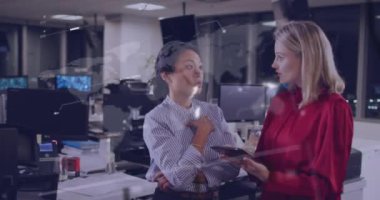 Ofisteki çeşitli iş adamları üzerinde veri işleme animasyonu. Küresel iş ve dijital arayüz kavramı dijital olarak oluşturulmuş video.