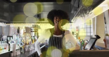 Afro-Amerikan kadın işçilerin dükkandaki animasyonları. Küresel iş ve dijital arayüz kavramı dijital olarak oluşturulmuş video.