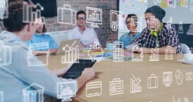 Ofisteki çeşitli iş adamları üzerinde iş ikonlarının canlandırılması. Küresel iş ve dijital arayüz kavramı dijital olarak oluşturulmuş video.