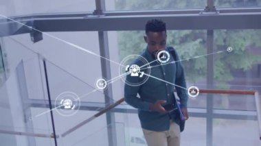 Afro-Amerikan iş adamının ofisindeki bağlantı ağının animasyonu. Küresel iş ve dijital arayüz kavramı dijital olarak oluşturulmuş video.