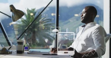 Afro-Amerikan iş adamının ofisinde veri işleme animasyonu. Küresel iş ve dijital arayüz kavramı dijital olarak oluşturulmuş video.