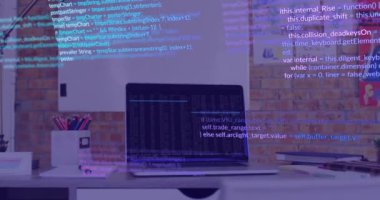 Ofisteki dizüstü bilgisayardan veri işleme animasyonu. Küresel iş ve dijital arayüz kavramı dijital olarak oluşturulmuş video.