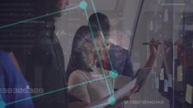 Muhtelif meslektaşların ofiste beyin fırtınası yapması üzerine küresel ağ işleme verilerinin animasyonu. Küresel iletişim ağı, dijital arayüz ve dijital olarak oluşturulan iş konsepti.