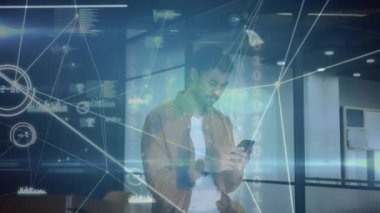 Ofisteki akıllı telefonu kullanarak Asyalı iş adamlarının bilgi alışverişinin animasyonu. Küresel iletişim ağı, dijital arayüz ve dijital olarak oluşturulan iş konsepti.