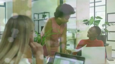 Nehirdeki Bokeh Işıkları 'nın animasyonu ofiste çalışan mutlu iş kadınlarının üzerinde. İletişim, iş ve huzur kavramı dijital olarak oluşturulmuş video.