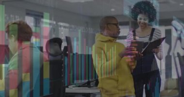 Ofisteki çeşitli iş adamları üzerinde veri işleme animasyonu. Küresel iş ve dijital arayüz kavramı dijital olarak oluşturulmuş video.