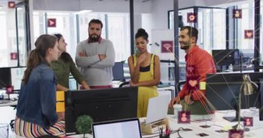 Sosyal medya ikonlarının, ofisteki mutlu meslektaşlar üzerinde oluşturulması. Küresel iletişim ağı, dijital arayüz, iş ve sosyal medya kavramı dijital olarak oluşturulmuş video.