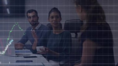 Ofis toplantısında konuşan çeşitli meslektaşların grafik işleme verilerinin animasyonu. Küresel iletişim ağı, dijital arayüz ve dijital olarak oluşturulmuş iş veri konsepti.